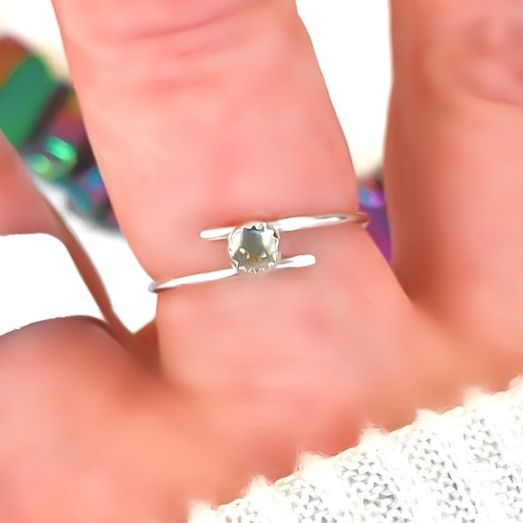 925 Sterling Silver 4mm Labradorite Bypass Ring - Picture 2 of 14